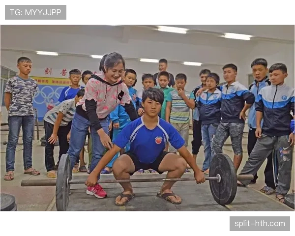 廖秋云居然在训练场上带娃？这生活节奏真不是一般人扛得住！